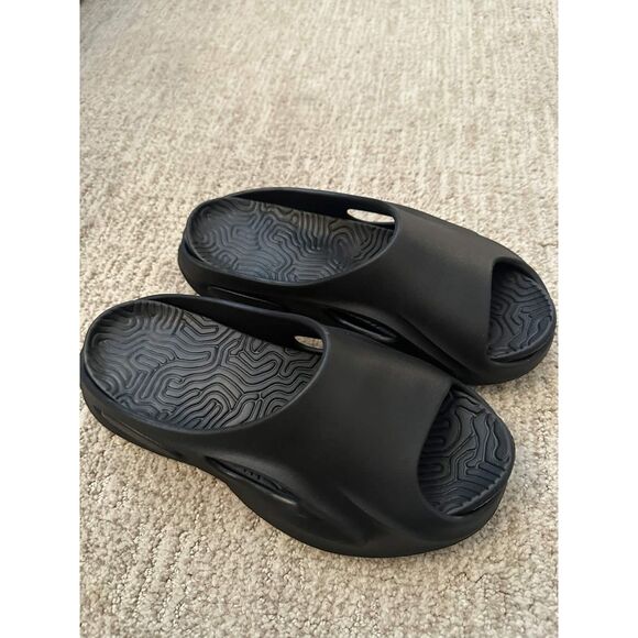 PrettyLittleThing Black Cut Out Rubber Ribbed Sole Sliders US 8/UK 6 NWT - Picture 2 of 6